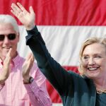 Bill Clinton aplaude a su esposa, candidata a la presidencia de Estados Unidos, durante un acto de campaña