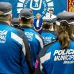 La alcaldesa, Manuela Carmena, firmó el convenio de la Policía con tres de los cinco sindicatos policiales, dejando fuera a la representación mayoritaria