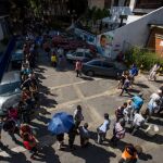 Un grupo de personas hace fila en las inmediaciones del Banco Central de Venezuela