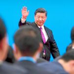 Xi Jinping saluda a los asistentes a la clausura del foro ayer en Pekín