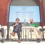 De izda. a dcha., Allan Lovell, Dr. Piet Postmus, Dr. Ioannis Boukovinas, Alfonso Aguarón y Karin Kadenbach participan en el panel