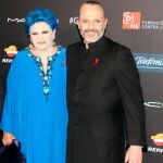 Miguel Bosé junto a su madre, Lucia, durante una gala contra el sida, en Barcelona, en 2014