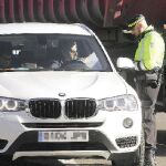 Agentes de movilidad, durante el control a un vehículo
