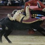 Instante en el que Román, volteado, sufre la luxación de su hombro izquierdo
