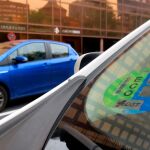 Desde el martes es obligatorio llevar la pegatina para circular por Madrid/ Efe