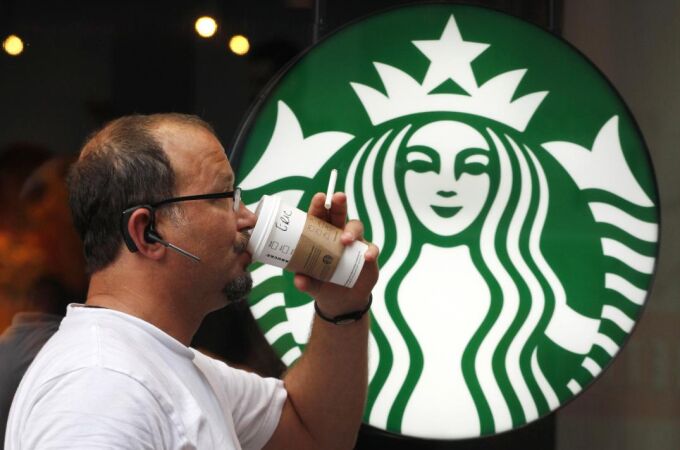 Colas en Starbucks por la nueva taza navideña disponible desde ayer: la edición limitada que marca el inicio de la campaña festiva Colas en Starbucks por la nueva taza navideña disponible desde ayer: la edición limitada que marca el inicio de la campaña festiva
