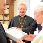 Benedicto XVI, reunido ayer con el editor de RCS Paolo Mieli (izda.) y el cardenal Gianfranco Ravasi