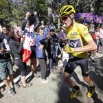 Chris Froome corre por la carretera después de una caída.