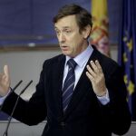 El portavoz del Grupo Popular en el Congreso, Rafael Hernando, durante la rueda de prensa posterior a la Junta de Portavoces