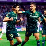 Aissa Mandi celebra un gol con el Betis.