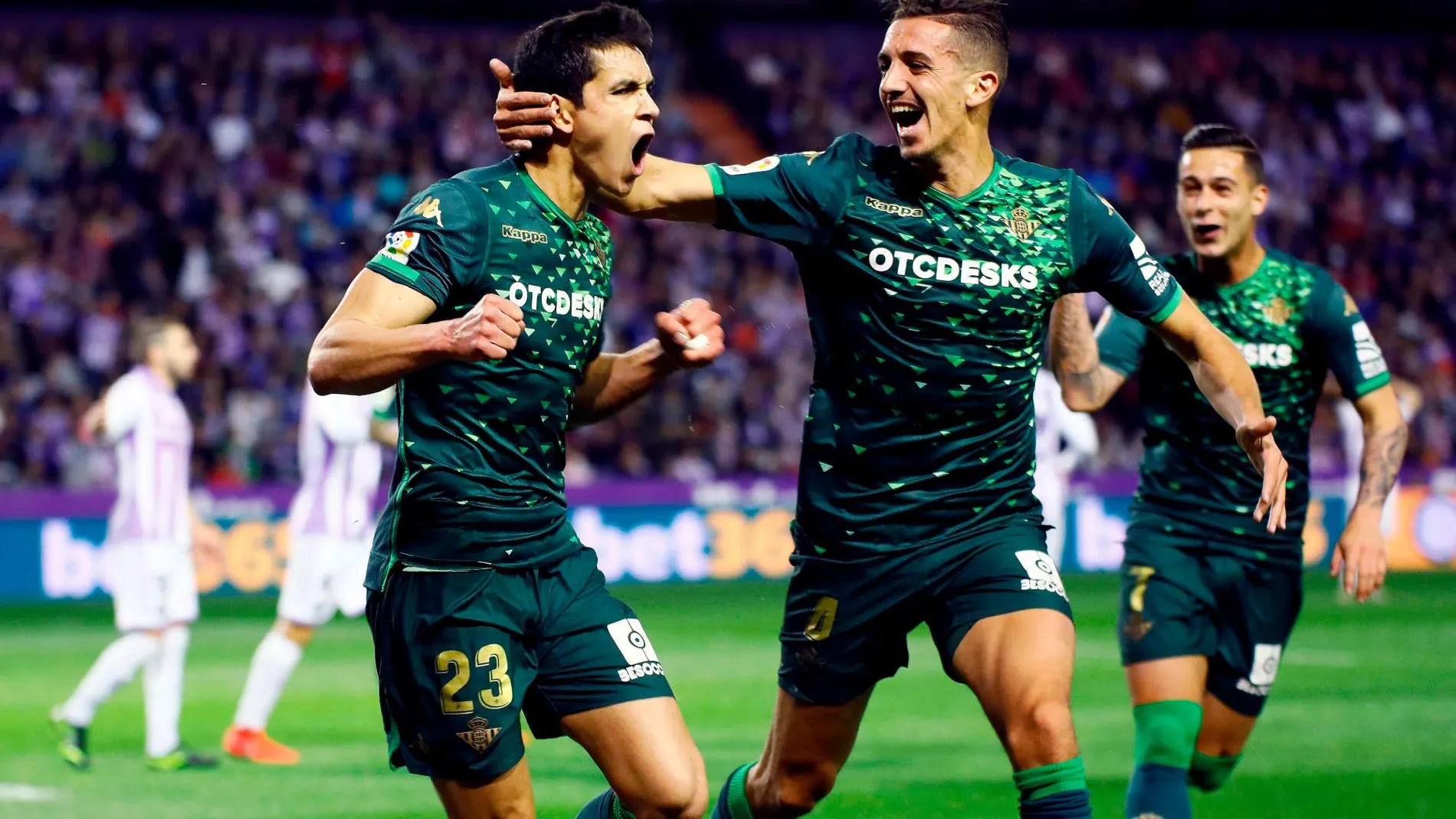 Aissa Mandi celebra un gol con el Betis.