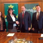 El convenio fue firmado por la rectora de la Universidad de Huelva, María Antonia Peña Guerrero, y el presidente de Caja Rural del Sur y su Fundación, José Luis García-Palacios Álvarez, que estaba acompañado del director de la Fundación, Emilio Ponce. También se han sumado al acuerdo, el director general del Instituto de la Empresa Familiar, Juan Francisco Corona Ramón, y el director general de la Asociación Andaluza de la Empresa Familiar, Mario Carranza García-Mier / Foto: La Razón