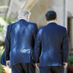 El presidente de EE UU, Donald Trump, en su reunión con el mandatario chino, Xi Jinping, en abril de 2019