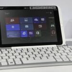 Vista de la nueva tableta Iconia W3 que ha sido presentada en la Feria de Valencia, por su fabricante Acer, como la primera de ocho pulgadas en incorporar Windows 8 como sistema operativo.