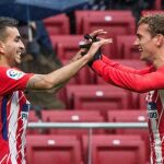 Ángel Correa celebra junto a su compañero Antoine Griezmann su gol conseguido frente al Getafe. EFE/ Rodrigo Jiménez