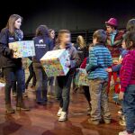 Más de 360 niños y niñas de Sevilla en situación de vulnerabilidad abrirán regalos el Día de Reyes a través de CaixaProinfancia