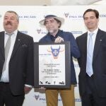 Perron entrega el premio a Sabina