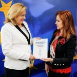 La presidenta de las Cortes, Silvia Clemente, entrega a la comisaria europea de Política Regional, Corina Cretu, la Memoria de actividades realizadas por el grupo de trabajo sobre despoblación / La Razón