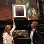 Los concejales del PPC, Alberto Fernández Díaz y Ángeles Esteller, colocan una fotografía de Don Felipe en la repisa del salón de plenos donde estaba el busto de Don Juan Carlos, que el gobierno de Barcelona en Comú ha retirado inmediatamente