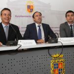 El alcalde de Palencia, Alfonso Polanco; el portavoz de Ciudadanos, Juan Pablo Izquierdo; y el concejal de Hacienda, David Vázquez, en la presentación del borrador de Ordenanzas Fiscales 2018