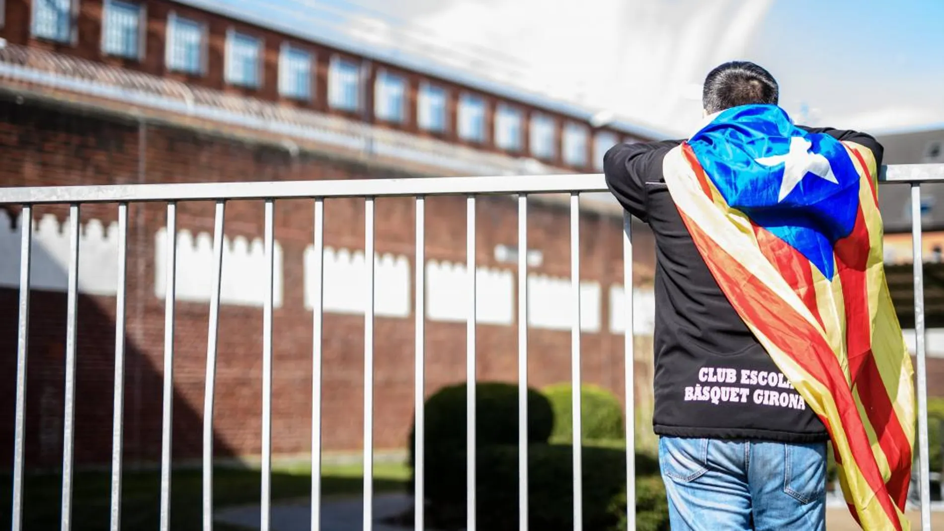 Un hombre con una estelada observa el interior de la prisión de Neumünster (Alemania). EFE/ Clemens Bilan