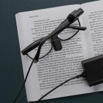 El dispositivo de lectura y reconocimiento visual que se acopla a la patilla de las gafas