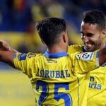 Los jugadores de la UD Las Palmas, Félix Asdrúbal (i) y Ángel Montoro, celebran el segundo gol del equipo canario