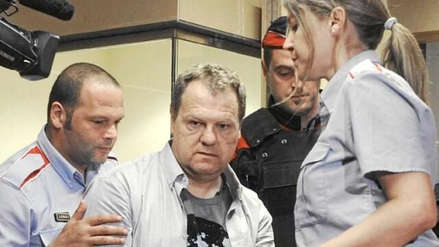 Los peritos psicológicos explicarán hoy en el sede judicial si Joan Vila, en la foto custodiados por varios mossos, sufre algún trastorno