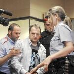 Los peritos psicológicos explicarán hoy en el sede judicial si Joan Vila, en la foto custodiados por varios mossos, sufre algún trastorno