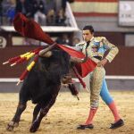 El diestro Alberto Aguilar da un pase a su segundo toro en la corrida del Día de la Hispanidad.