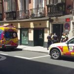 Efectivos de Samur Protección Civil junto al hostal