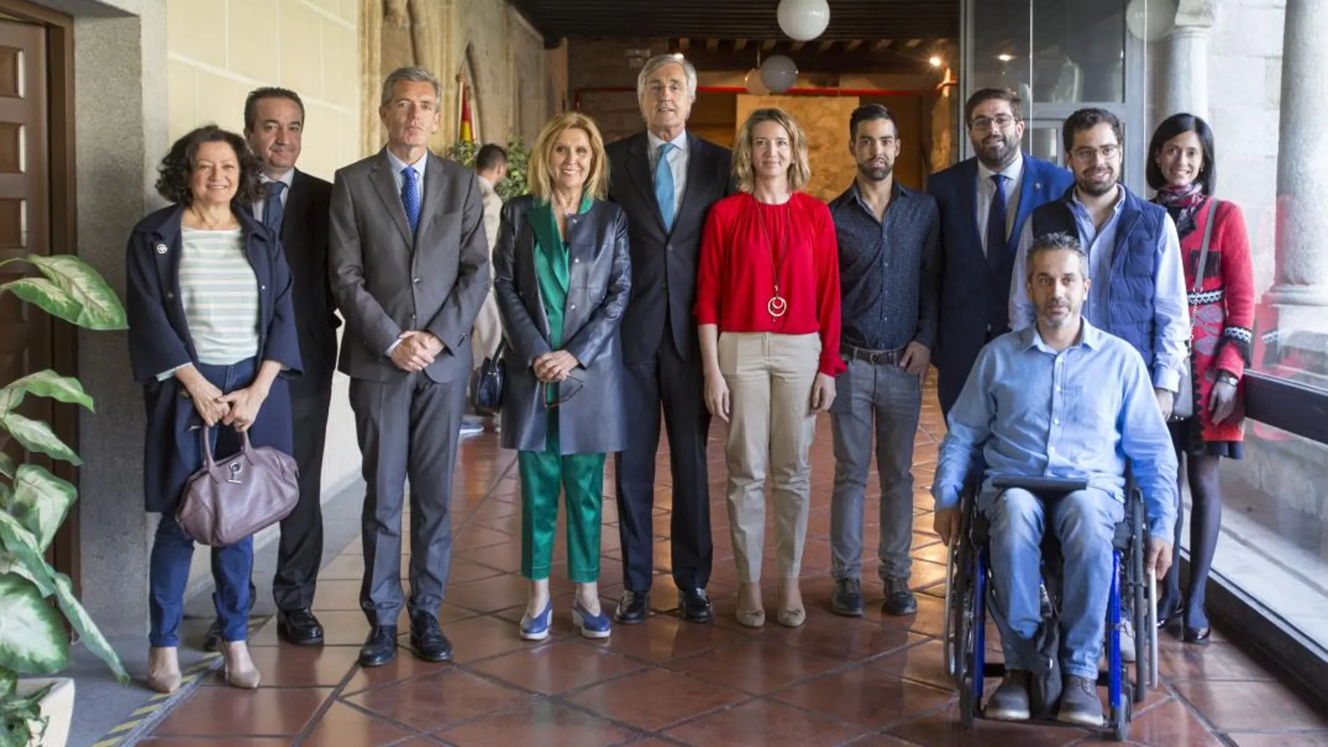 La consejera de Familia e Igualdad de Oportunidades, Alicia García, preside la constitución de la mesa de la Garantía Juvenil en Ávila formada, entre otros, por el presidente de la Diputación, Jesús Manuel Sánchez, y el alcalde José Luis Rivas Hernández / Ricardo Muñoz/Ical