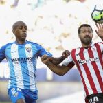 El delantero uruguayo del Málaga, Diego Rolan, disputa el balón ante el defensa del Athletic, Mikel Balenziaga, durante el partido correspondiente a la sexta jornada de primera división que disputan esta tarde en el estadio de La Rosaleda de Málaga