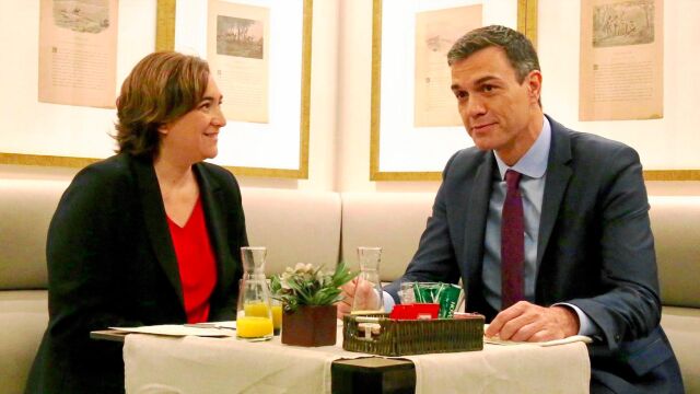 La alcaldesa se reunió con el presidente del Gobierno y aseguró que la posibilidad de que Barcelona pueda limitar el precio de los alquileres está encima de la mesa