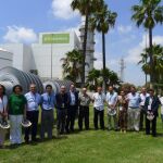 Edward Rubin, en el centro, junto al grupo que ha realizado la visita (LA RAZÓN)
