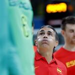 El entrenador de España, Sergio Scariolo (c), observa las acciones ante Brasil durante un partido