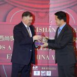 José Antonio Camacho recibiendo un premio