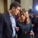 El secretario general del PSOE, Pedro Sánchez, iz., y la presidenta andaluza y secretaria general del PSOE-A, Susana Díaz.