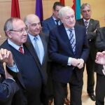 Juan Vicente Herrera conversa, en el encuentro celebrado en las Cortes regionales, con los presidentes de las Cámaras de Comercio de España y de Castilla y León.