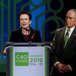 Clover Moore, alcaldesa de Sidney, y el delegado especial para Ciudades y Cambio Climático del secretario general de la ONU, Michael Bloomberg, durante la entrega de uno de los Premios