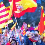 Manifestantes muestran banderas catalanas y españolas durante la celebración.