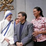 Sor Mary Prema Pierick, superiora general de las Misioneras de la Caridad, Marcílio Andrino, el hombre que se curó gracias a Teresa de Calcuta, y su esposa ayer en el Vaticano