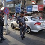 Un policía iraquí usa un dispositivo para detectar explosivos en un puesto de control en Basora, en una imagen de este mes
