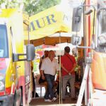 Roberto Bello, en la imagen, es el encargado de la obra y el hermano de uno de los desaparecidos, Agustín. Detrás de él aparece Javier Barbero, concejal de Ahora Madrid. Foto: Cristrina Bejarano