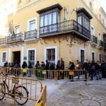 Cientos de sevillanos hacen cola en la calle San Andrés para acceder a la sede de la delegación de Fomento y Vivienda / Foto: Manuel Olmedo