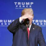Donald Trump en el escenario durante un mitin en Reno, Nevada