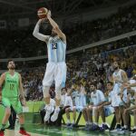 El argentino Andres Nocioni, en un tiro a canasta durante el partido ante Brasil