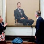 La presidenta del Congreso de los Diputados, Ana Pastor, durante la presentación este lunes el nuevo retrato de Felipe VI, realizado por el pintor Hernán Cortés