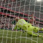 Raúl García en el momento de marcar su gol ante el porterto del Osasuna Nauzet Pérez.