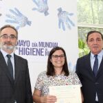 El consejero de Sanidad, Antonio María Sáez Aguado, y el director general de Innovación y Resultados en Salud, Rafael Sánchez Herrero, entregan uno de los reconocimientos / Jcyl